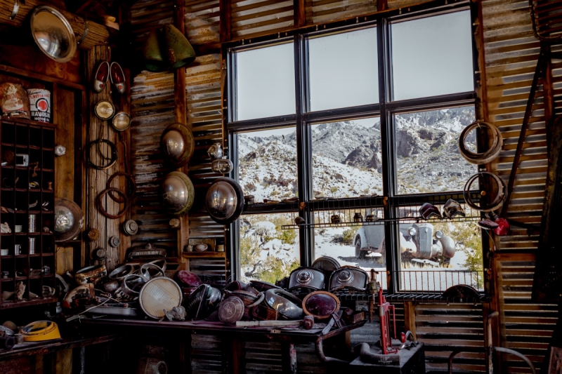 cordonnerie-LA VALETTE DU VAR-min_shop_window_part_junk_abandoned-138873